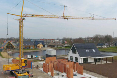 prefab wanden plaatsen / mobiele torenkraan huren