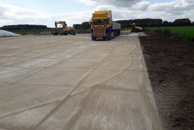 Leggen betonplaten vrachtwagen Tricht