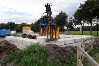 Plaatsen betonblokken manege Assen